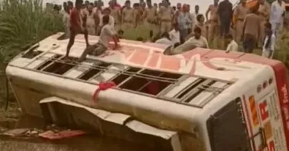 ‘Last journey’ on the road: Bus full of passengers falls into a ditch, there is screaming and shouting.