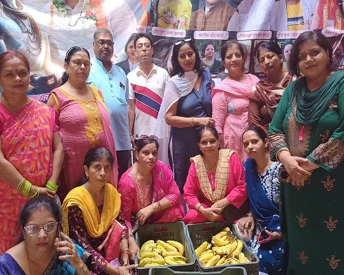 In Chandausi, the Vaishya Samaj Jankalyan Seva Samiti distributed fruits to passersby.